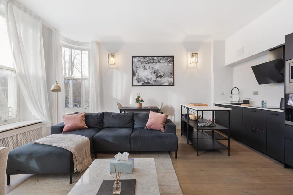 Kitchen or kitchenette, Living room, Seating area, Dining area