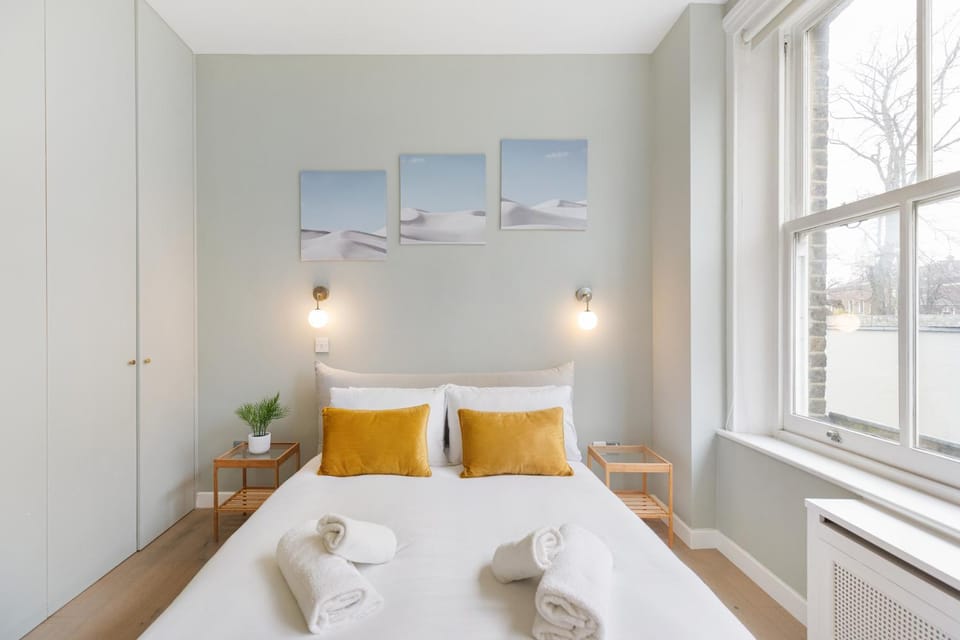 Bed, Photo of the whole room, Bedroom, towels