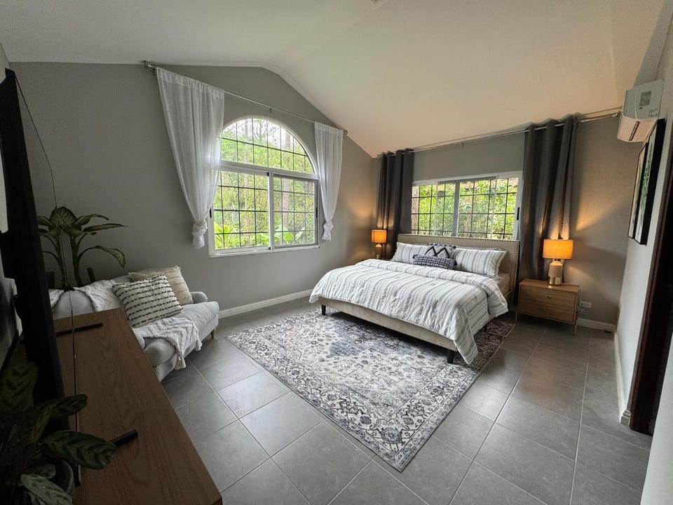 Bed, Photo of the whole room, Seating area, Bedroom