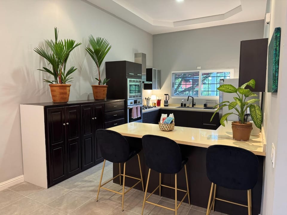 Coffee/tea facilities, Dining area, oven, stove, toaster, kitchen