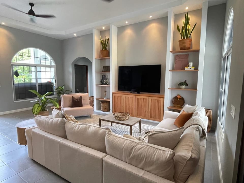 TV and multimedia, Living room, Seating area, Evening entertainment