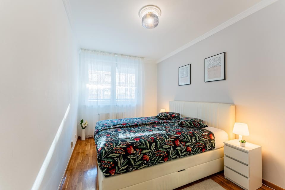 Bed, View (from property/room), Photo of the whole room, Seating area, Bedroom