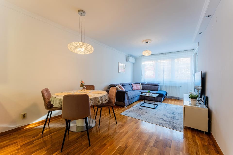 TV and multimedia, Living room, Seating area, Dining area, air conditioner