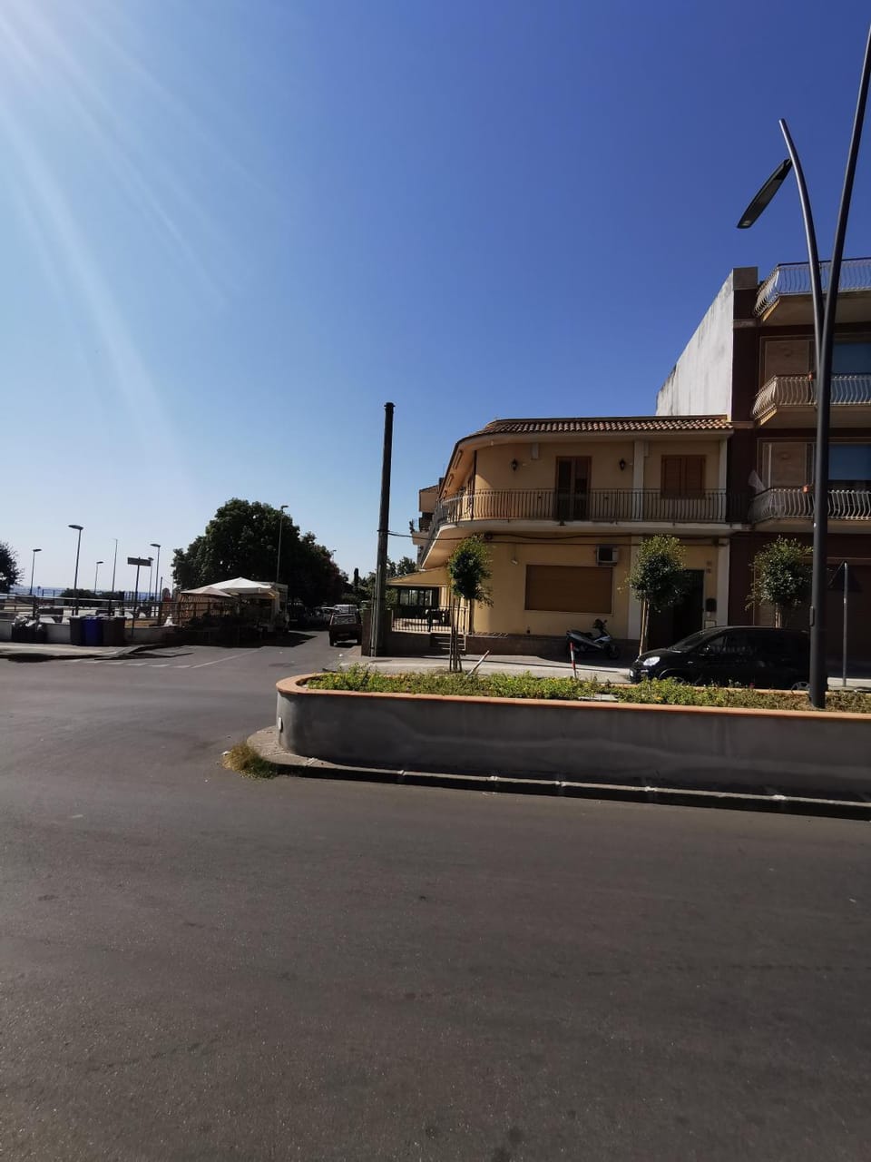 Property building, Day, Neighbourhood, Street view, Parking