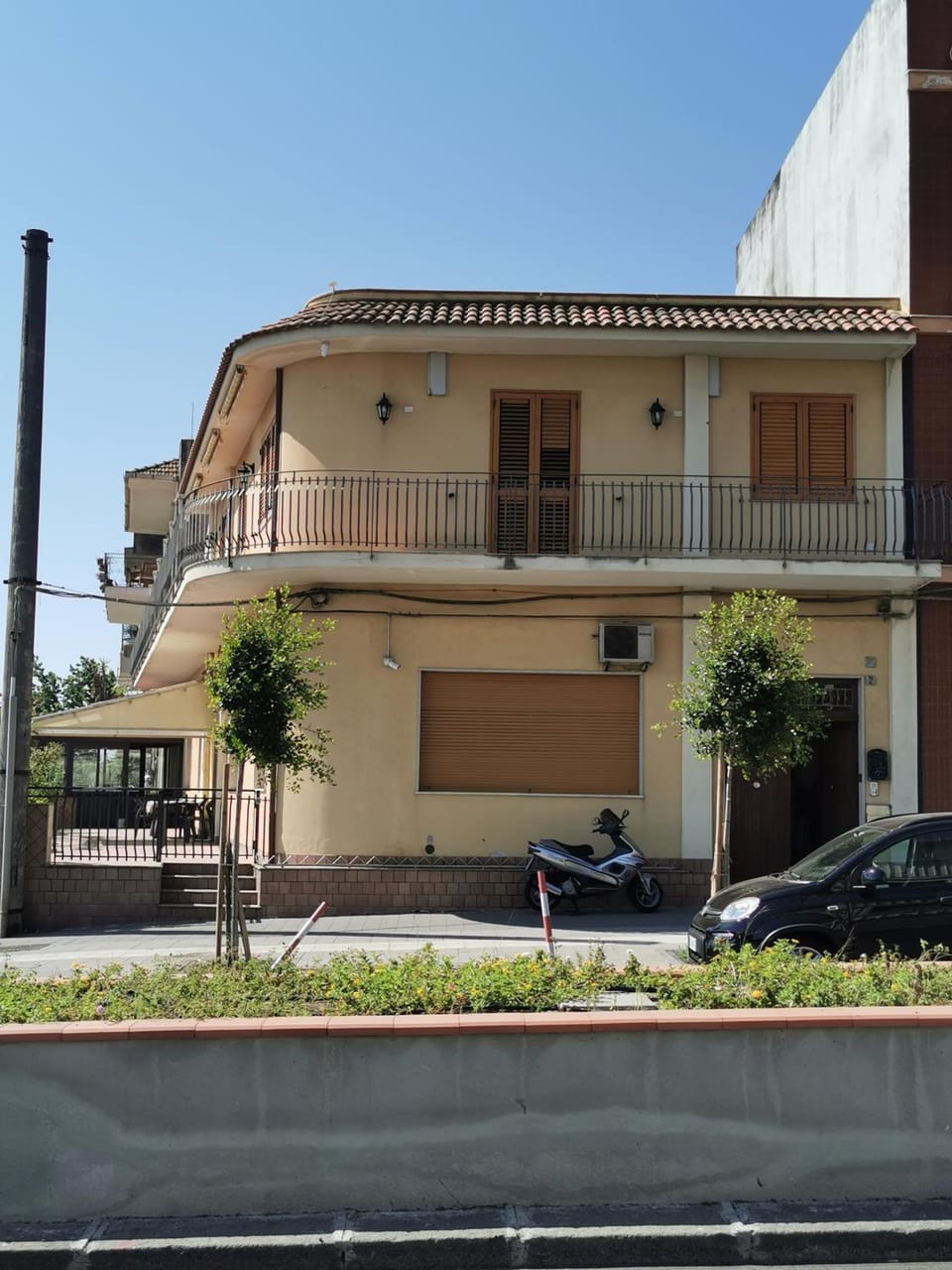 Property building, Day, Neighbourhood, Street view, Parking