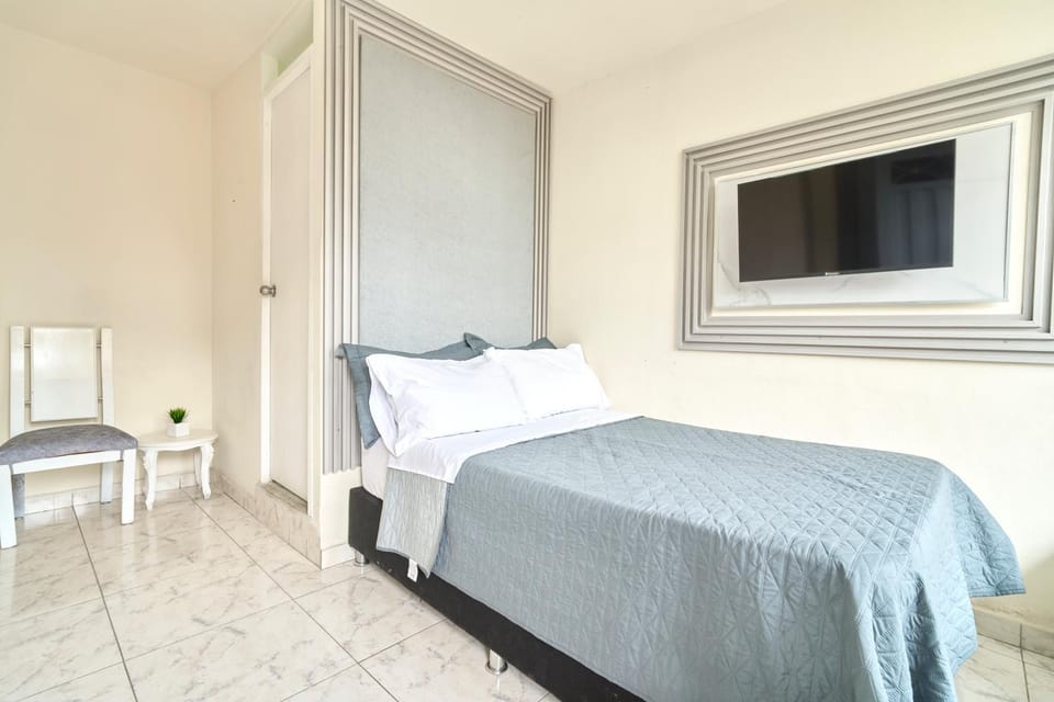 El Poblado Room #1 with Private Bathroom, Balcony in Shared Apartment Apartment in Medellin