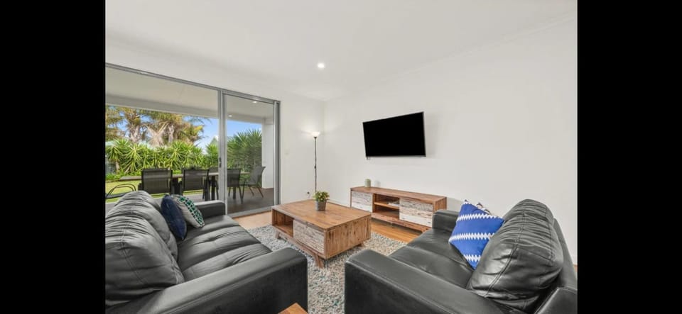 Communal lounge/ TV room, TV and multimedia, Living room, Seating area