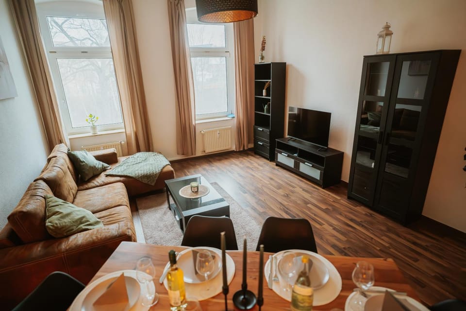 Communal lounge/ TV room, TV and multimedia, Living room, Food and drinks, Seating area, Dining area