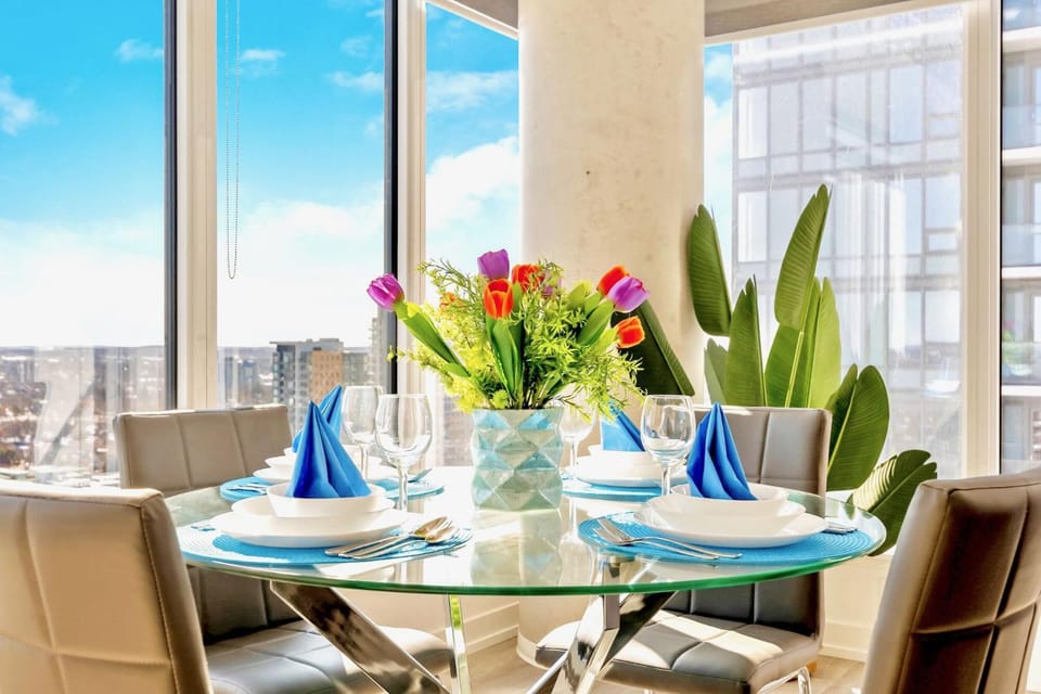High Rise 1BR Building w Gorgeous Views Apartment in Waterloo