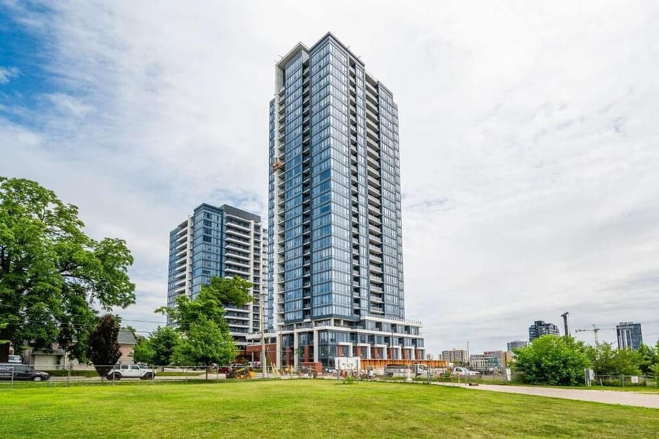 High Rise 1BR Building w Gorgeous Views Apartment in Waterloo