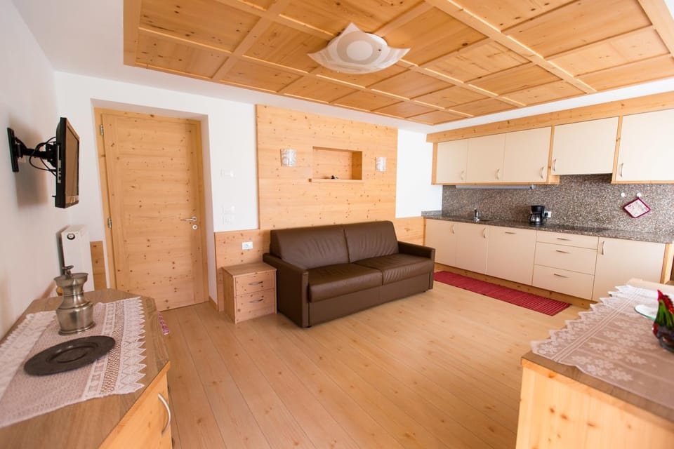 Kitchen or kitchenette, Seating area