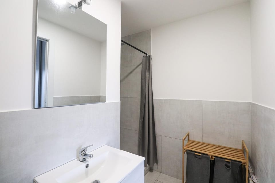Bathroom, towels