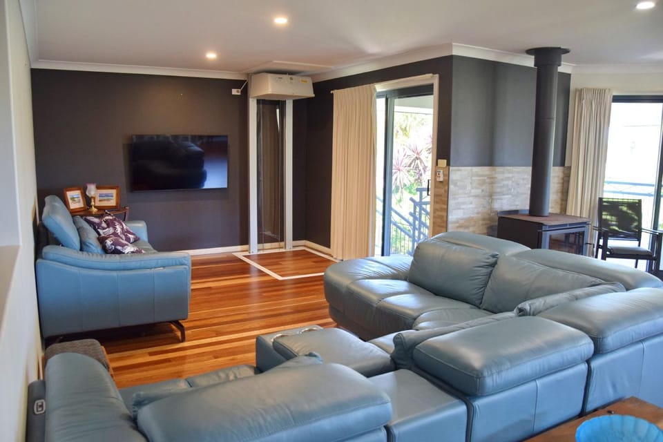 Jaspa - River Views - Bring your own linen House in South West Rocks