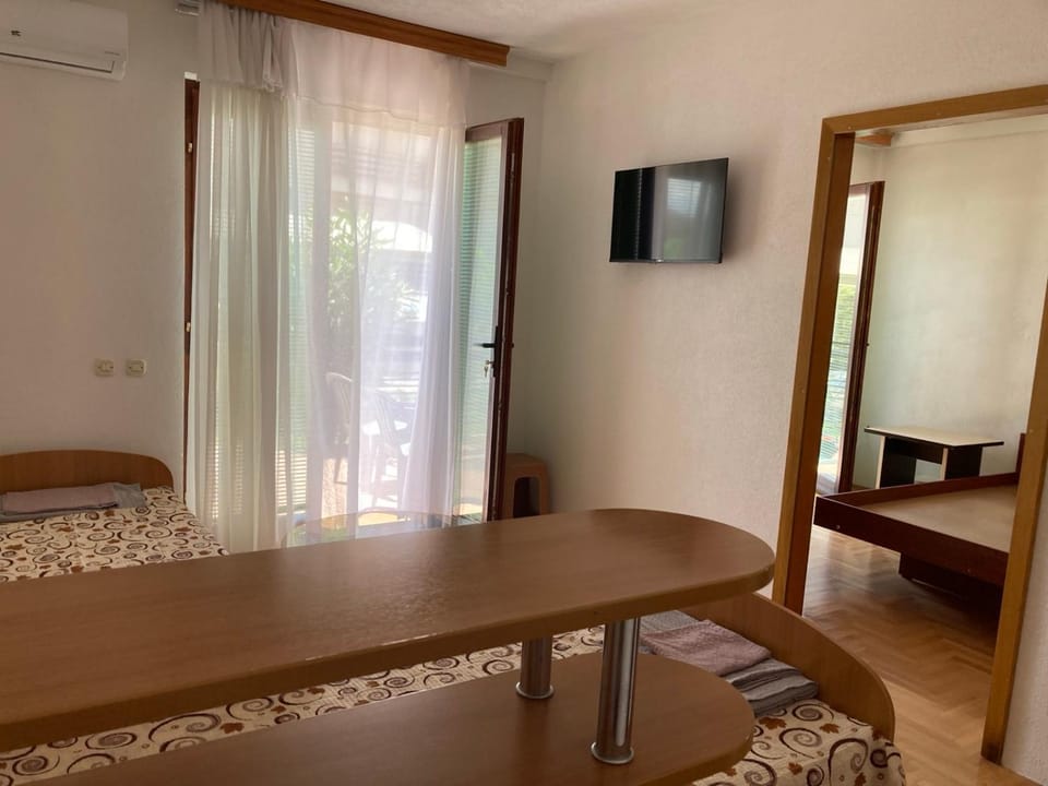 Living room, Photo of the whole room, Dining area, air conditioner