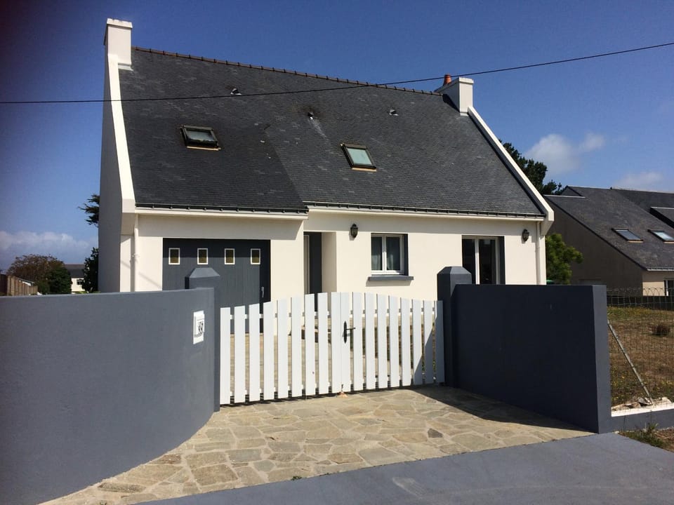 Maison confortable 3 chambres, jardin, proche plages & bourg, WiFi, parking - FR-1-813-15 House in Brittany