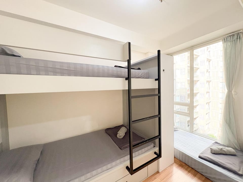 Bedroom, bunk bed