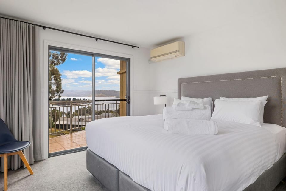 View (from property/room), Balcony/Terrace, Bedroom