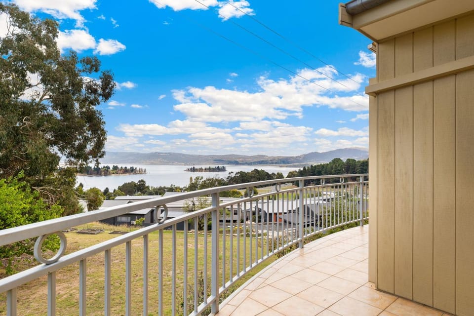 View (from property/room), Balcony/Terrace, Lake view, Mountain view