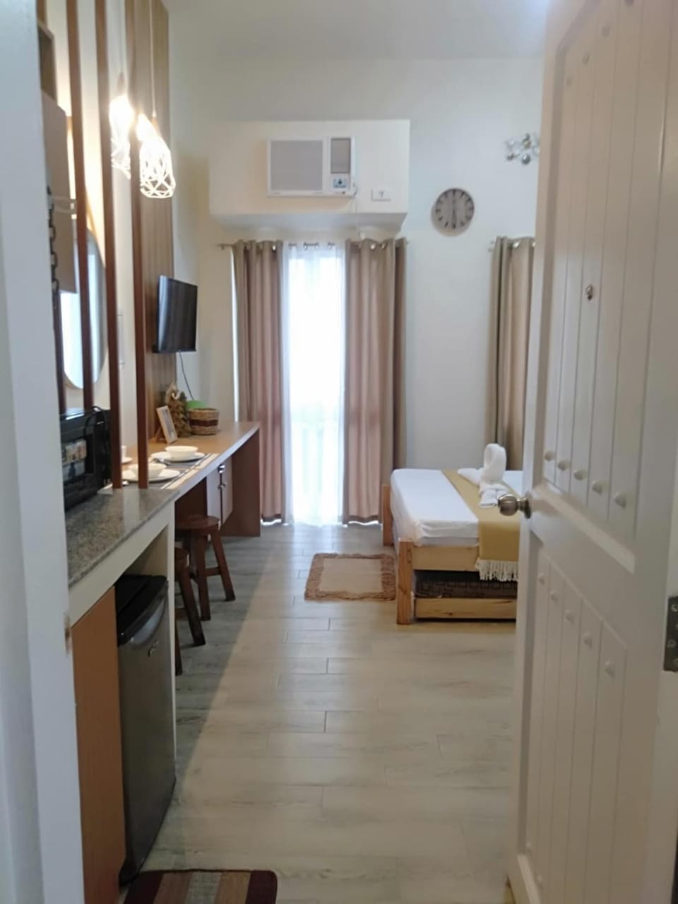 Bed, TV and multimedia, Dining area, air conditioner