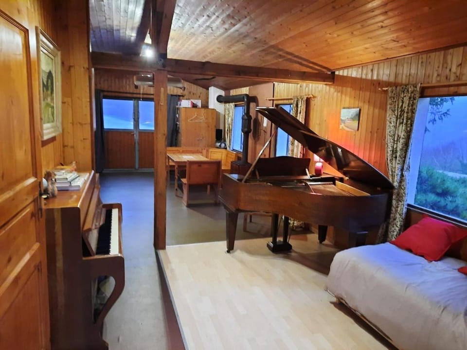 AirBee&Bee - Creux du Van Chalet in Neuchâtel, Switzerland