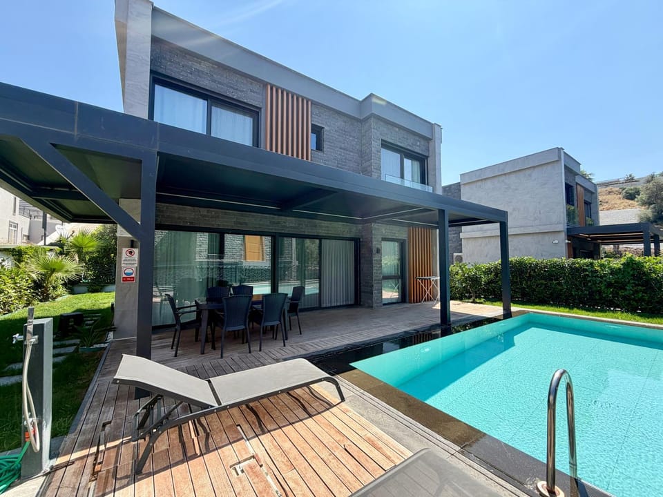 Property building, Patio, Swimming pool