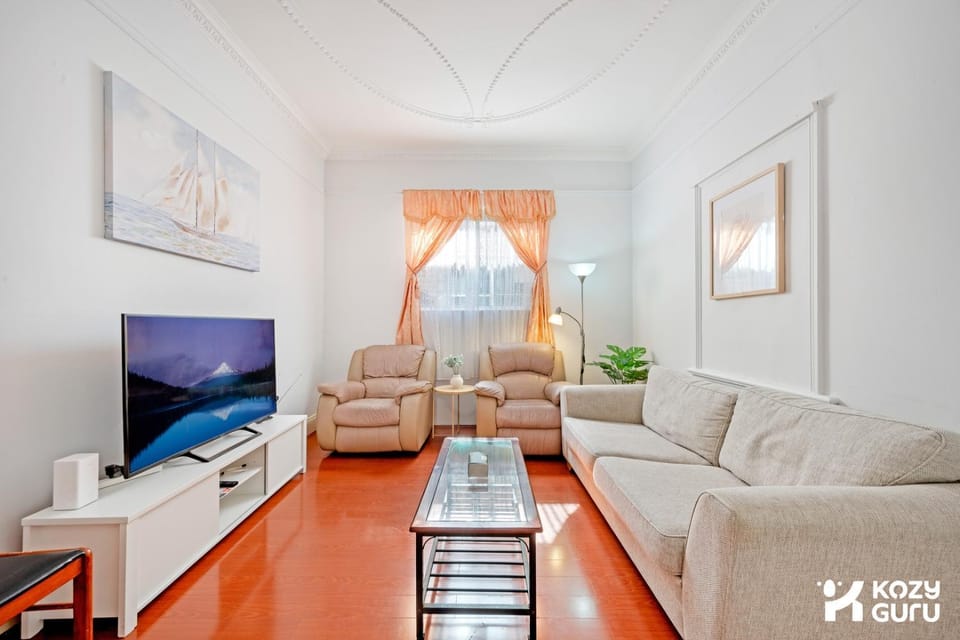 KozyGuru | Ashfield | Cozy 4 Bedroom House House in Sydney