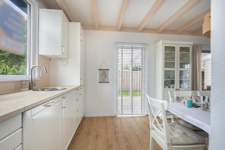 Kitchen or kitchenette, dishwasher