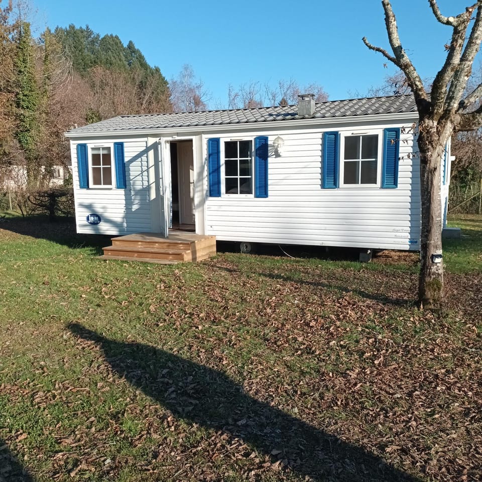 Camping Baroudeurs Campground/ 
RV Resort in Nouvelle-Aquitaine