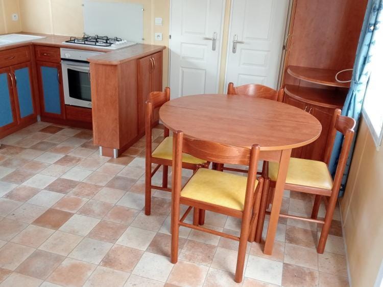 Kitchen or kitchenette, Dining area, oven, stove