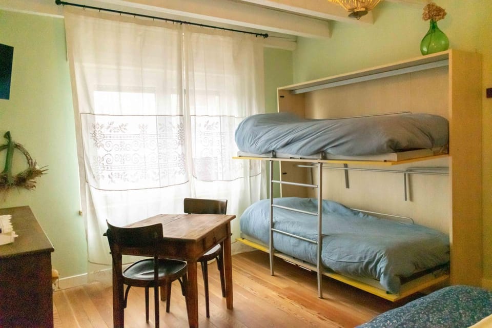 Photo of the whole room, Seating area, Bedroom, bunk bed