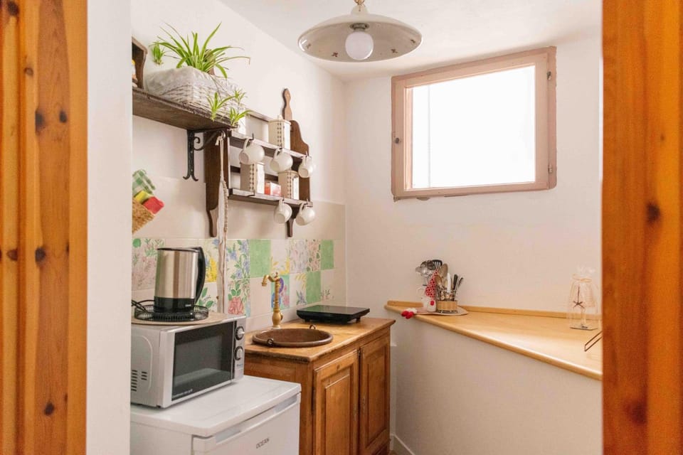 Coffee/tea facilities, Kitchen or kitchenette, stove