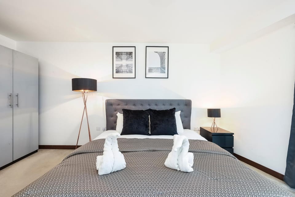 Bed, Photo of the whole room, Bedroom, towels