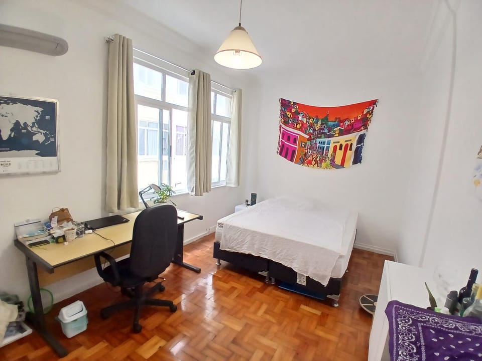 beachfront room with double bed and AC in a shared apartment Vacation rental in Rio de Janeiro