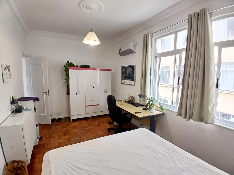 beachfront room with double bed and AC in a shared apartment Vacation rental in Rio de Janeiro