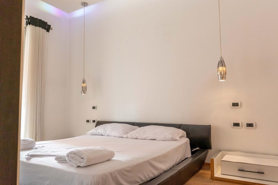 Bed, Photo of the whole room, Bedroom, towels