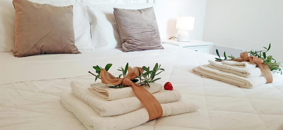 Bed, Bedroom, towels