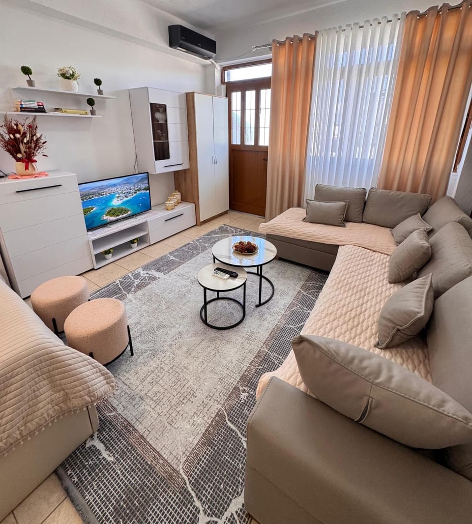 Communal lounge/ TV room, TV and multimedia, Living room, Seating area, Evening entertainment