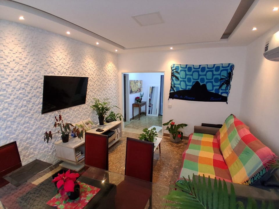 quiet beachfront room in shared apartment - quarto tranquilo num apartamento compartilhado em frente a praia Vacation rental in Rio de Janeiro
