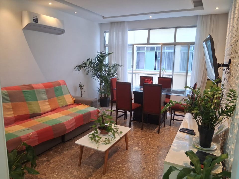 quiet beachfront room in shared apartment - quarto tranquilo num apartamento compartilhado em frente a praia Vacation rental in Rio de Janeiro