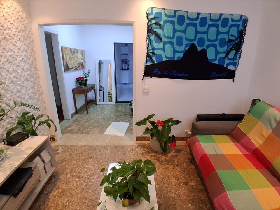 quiet beachfront room in shared apartment - quarto tranquilo num apartamento compartilhado em frente a praia Vacation rental in Rio de Janeiro