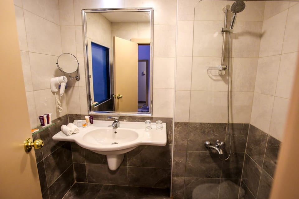 Shower, Bathroom, towels