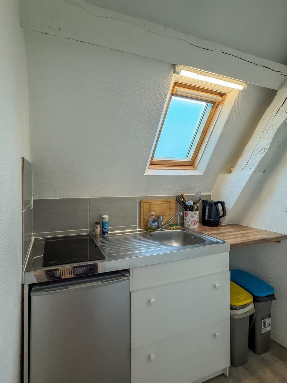 Coffee/tea facilities, Kitchen or kitchenette, stove, toaster