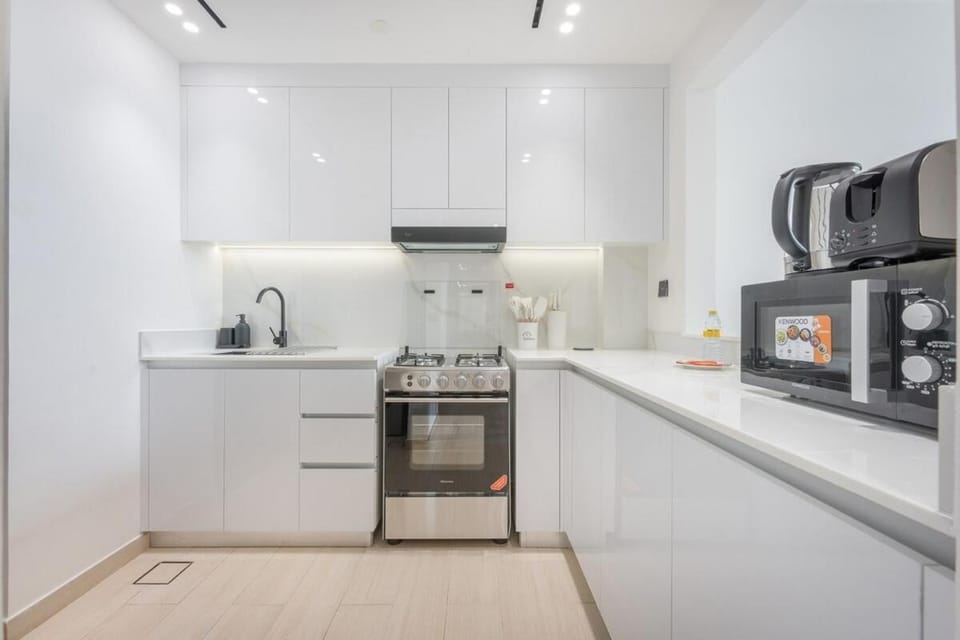 Free housekeeping visits during your stay - StayShort - Cozy 1-Bedroom Apartment Perfect for 4 in JVC Apartment in Dubai