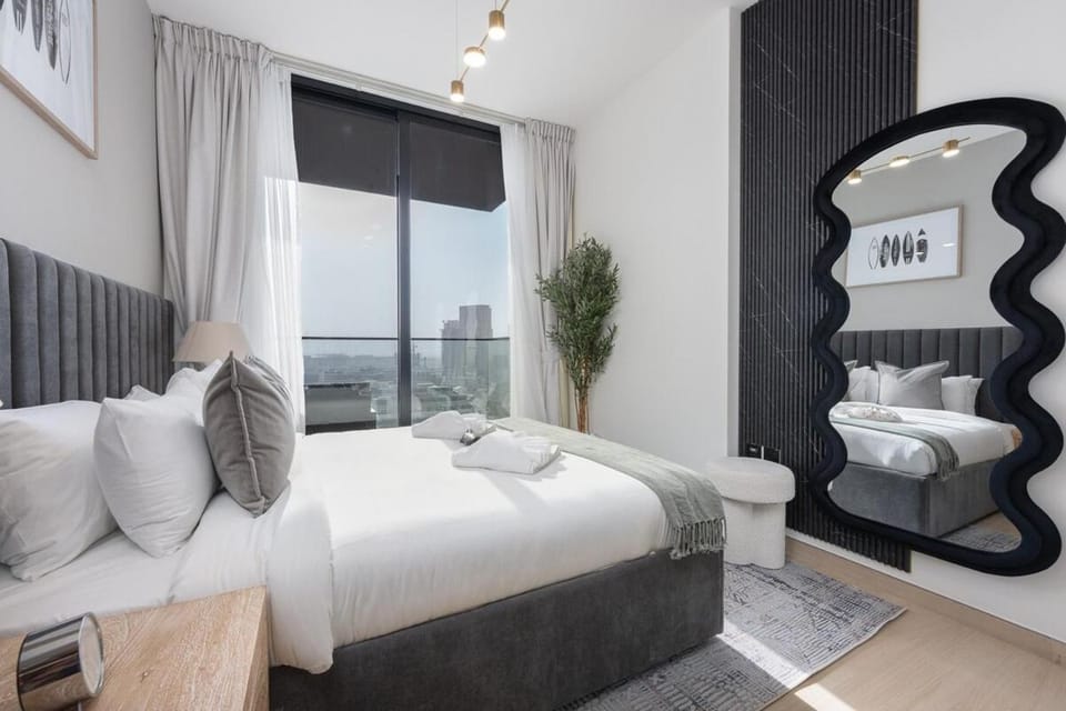 Free housekeeping visits during your stay - StayShort - Cozy 1-Bedroom Apartment Perfect for 4 in JVC Apartment in Dubai