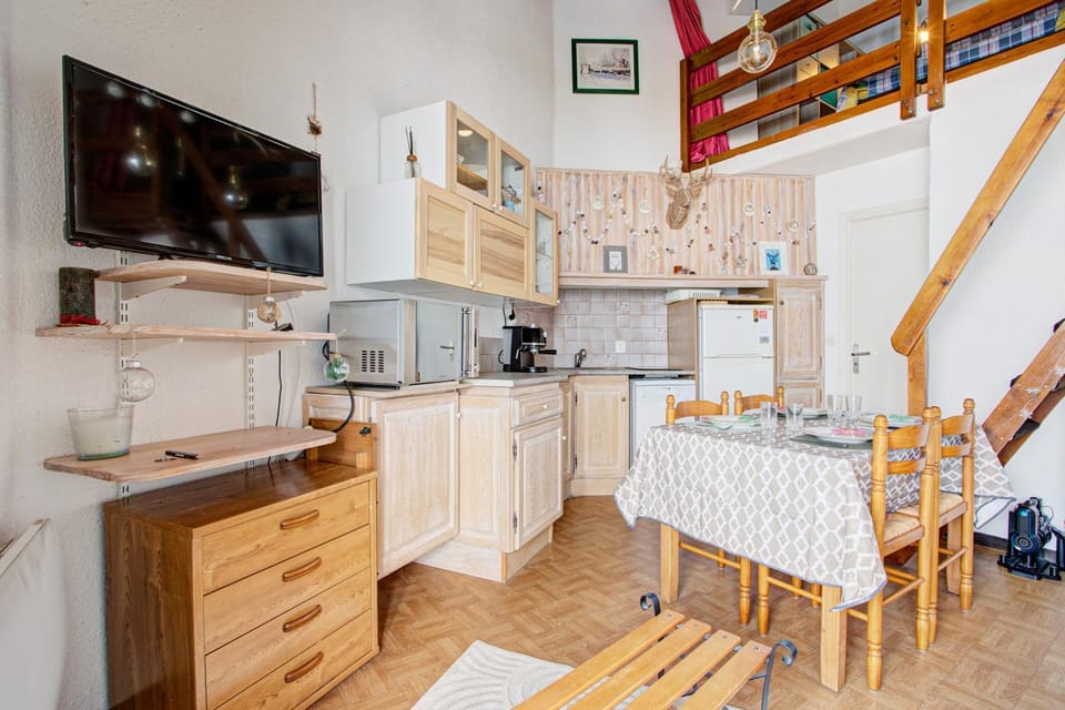 Kitchen or kitchenette, Seating area, Dining area
