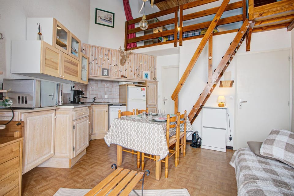 Kitchen or kitchenette, Seating area