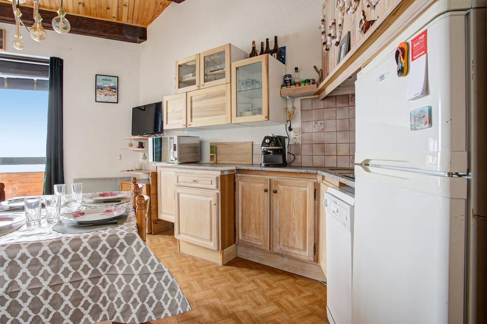 Kitchen or kitchenette, Dining area