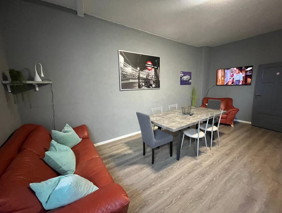 TV and multimedia, Seating area, Dining area