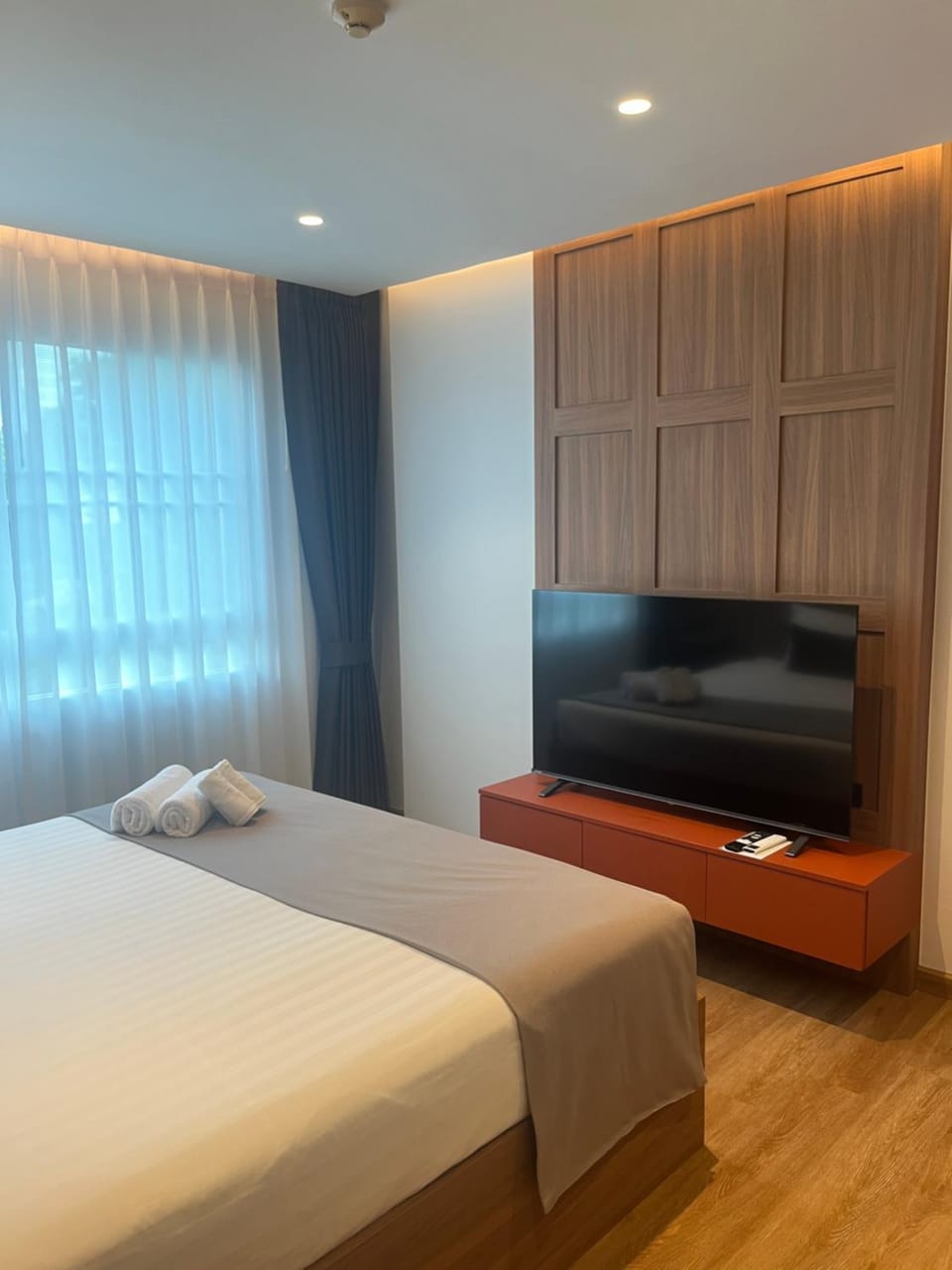 Bed, TV and multimedia, Photo of the whole room, Bedroom