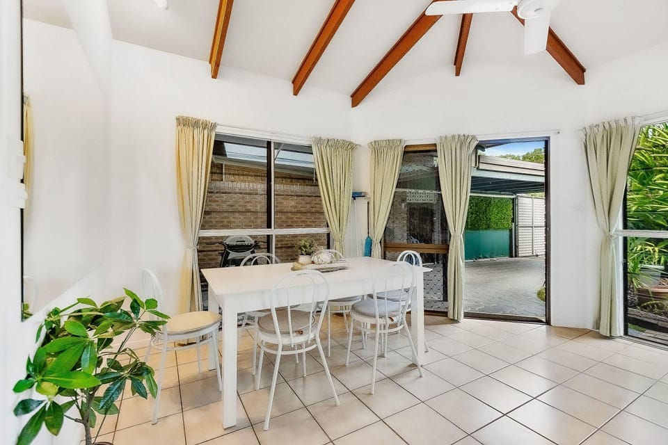 Green Cottage Trinity Beach Pet friendly BBQ House in Cairns